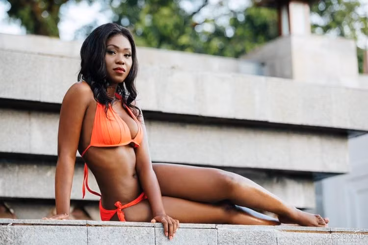 Phương Nga diện áo tắm khoe thân hình tuyệt tác