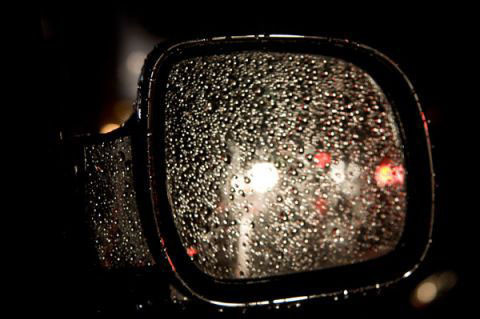 Gương chiếu hậu bên ngoài cần thường xuyên vệ sinh. 10 điều tài xế không được quên khi lái xe ban đêm