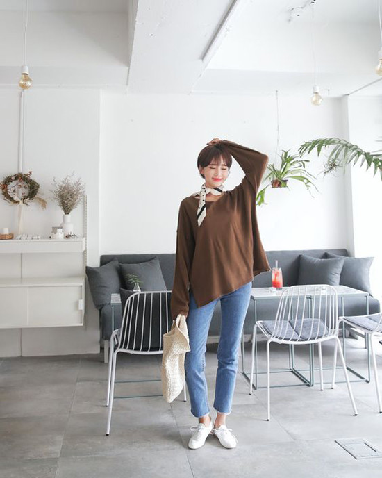 Tạo điểm nhấn cho set đồ ngày thu bằng khăn vuông