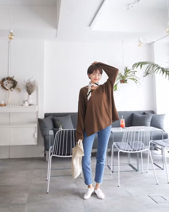 Tạo điểm nhấn cho set đồ ngày thu bằng khăn vuông