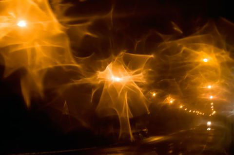 Những vệt mờ do bụi bẩn gây ra trên kính chắn gió có thể khiến ánh sáng tán sắc khi chiếu vào. 10 điều tài xế không được quên khi lái xe ban đêm