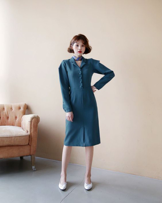 Tạo điểm nhấn cho set đồ ngày thu bằng khăn vuông