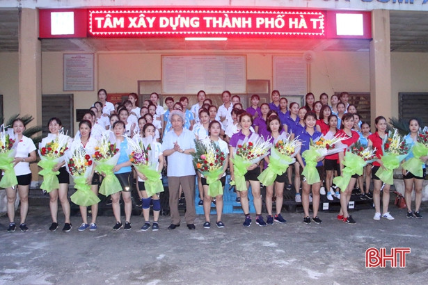 Nữ công nhân Công ty CP May Hà Tĩnh vui giải bóng chuyền hơi