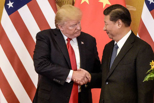 Tổng thống Mỹ Donald Trump (trái) bắt tay Chủ tịch Trung Quốc Tập Cận Bình ở Bắc Kinh tháng 11/2017. Ảnh: AP. Vũ khí mới Trump có thể tung ra trong cuộc chiến thương mại với Trung Quốc