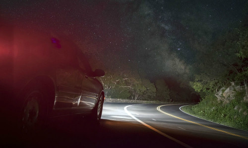 Tầm nhìn hạn chế khiến việc lái xe vào ban đêm gặp nhiều trở ngại. 10 điều tài xế không được quên khi lái xe ban đêm