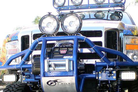 Một chiếc bán tải gắn thêm đèn trợ sáng. 10 điều tài xế không được quên khi lái xe ban đêm