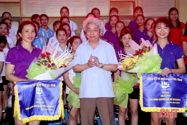 Nữ công nhân Công ty CP May Hà Tĩnh vui giải bóng chuyền hơi