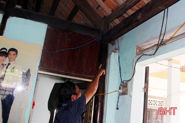 Mặt đất rung lắc, nhà dân ở Kỳ Anh bị vỡ ngói