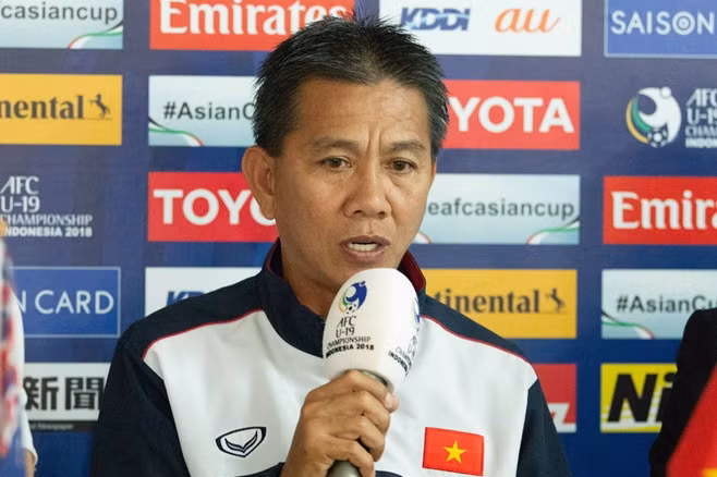 HLV Hoàng Anh Tuấn trả lời họp báo trước giải. Ảnh: Kiệt Trần. U19 Việt Nam chốt danh sách 22 người, dành chỗ cho Đoàn Văn Hậu