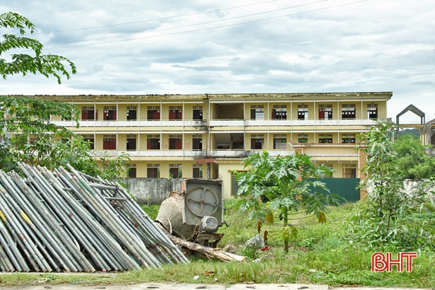 Trường học bỏ hoang, người dân lo lắng!