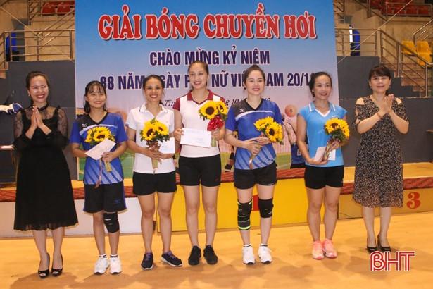Sôi nổi giải bóng chuyền hơi kỷ niệm ngày thành lập Hội Phụ nữ Việt Nam