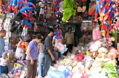 Nhiều mẫu đồ chơi trẻ em chứa chất độc hại vẫn được bày bán tràn lan trên thị trường. (Ảnh minh họa) Nhiều mẫu đồ chơi trẻ em chứa chất độc hại vẫn được bày bán tràn lan trên thị trường. (Ảnh minh họa)