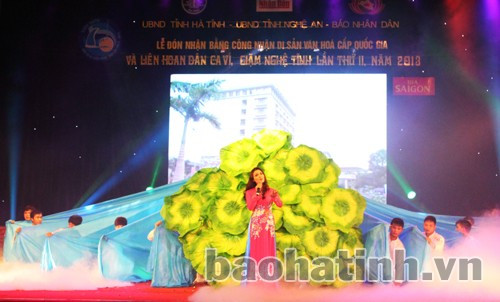 Ca sỹ Phương Thảo trong một bài hát mang âm hưởng dân ca ví giặm