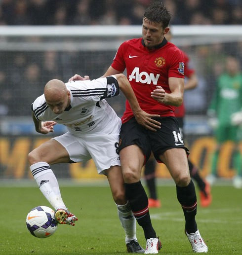 Swansea (áo trắng) không thể gây bất ngờ bằng cách giành điểm trước Man Utd như khi họ cầm hòa 1-1 mùa vừa qua. Ảnh: AFP.