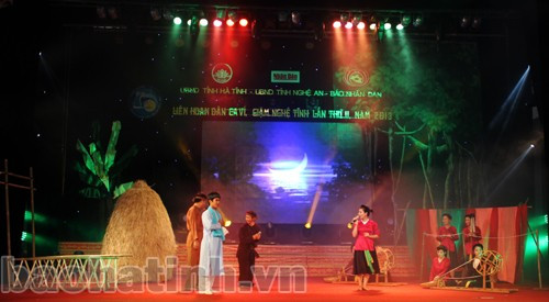 Tiết mục Nguyệt dạ tỏ lòng với đạo cụ công phu của CLB Trường Lưu (Can Lộc)