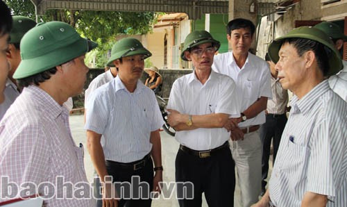 Phó chủ tịch Thường trực UBND tỉnh và các chủ đầu tư kiểm tra thực tế công tác GPMB