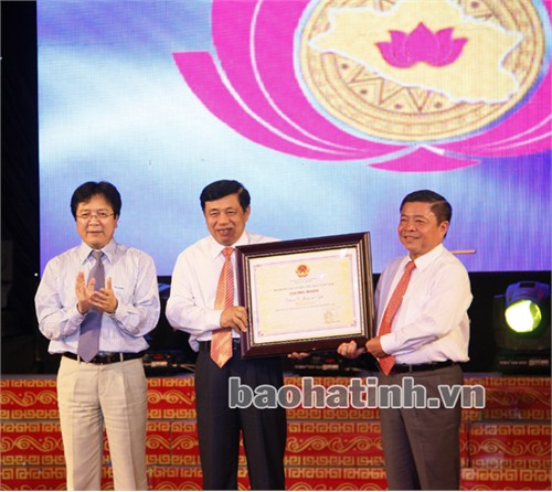 Thứ trưởng Bộ VH-TT&DL Vương Duy Biên trao Bằng chứng nhận di sản cấp Quốc gia (dân ca ví giặm) cho lãnh đạo 2 tỉnh Nghệ An - Hà Tĩnh