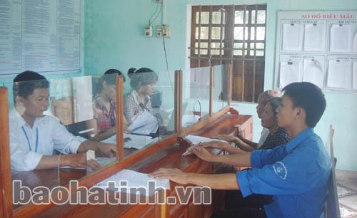Đẩy mạnh cải cách hành chính sẽ phục vụ tốt nhu cầu giao dịch của người dân (Ảnh chụp ở trung tâm giao dịch một cửa, xã Ân Phú- Vũ Quang).