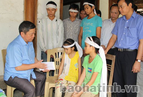 Chủ tịch UBND tỉnh ân cần thăm hỏi, tặng quà cho 6 anh em mồ côi cha mẹ