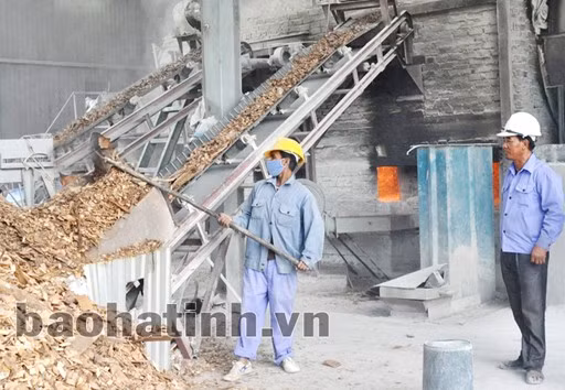 Quản đốc Nhà máy Nguyễn Bình Minh chỉ đạo công nhân vận hành dây chuyền đốt thạch cao.