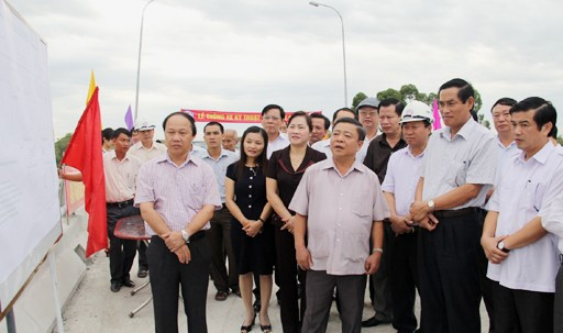 Chủ tịch UBND tỉnh Võ Kim Cự và lãnh đạo một số ban, ngành ngành tìm hiểu các thông số cầu vượt đường tránh TP Hà Tĩnh... Tặng quà cho CBCNV Công ty cầu 75 thi công cầu vượt về đích trước 5 tháng.