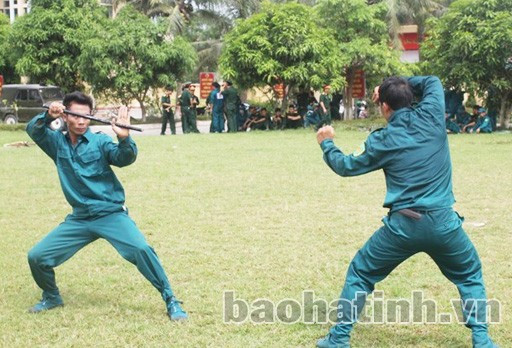 Lực lượng dân quân tự vệ TP Hà Tĩnh huấn luyện môn võ tay không đánh địch có vũ khí.