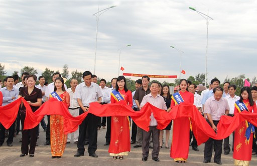 Cắt băng thông xe kỹ thuật cầu Đò Hà Đông đảo cán bộ và người dân đến tham gia lễ khánh thành cầu Nậy.
