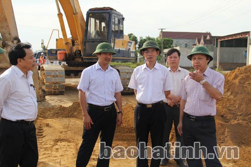 Phó chủ tịch Thường trực UBND tỉnh và các chủ đầu tư kiểm tra thực địa dự án