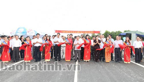Chủ tịch UBND tỉnh Võ Kim Cự và lãnh đạo một số ban, ngành cắt băng khánh thành, thông xe kỹ thuật cầu vượt đường tránh TP Hà Tĩnh.