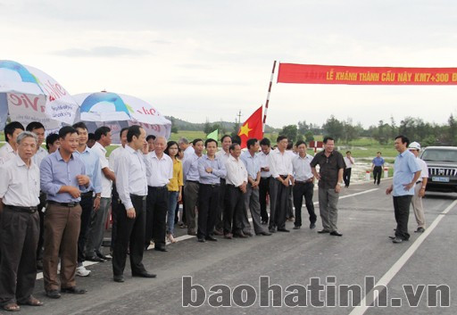 Cắt băng thông xe kỹ thuật cầu Đò Hà Đông đảo cán bộ và người dân đến tham gia lễ khánh thành cầu Nậy.