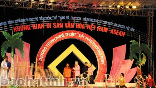 Tiết mục dân ca ví, giặm của tỉnh Nghệ An tham dự Festival di sản tại Quảng Nam (tháng 6/2013). Ảnh: Chính Thu