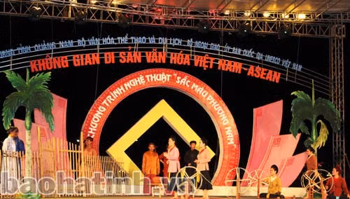 Tiết mục dân ca ví, giặm của tỉnh Nghệ An tham dự Festival di sản tại Quảng Nam (tháng 6/2013). Ảnh: Chính Thu