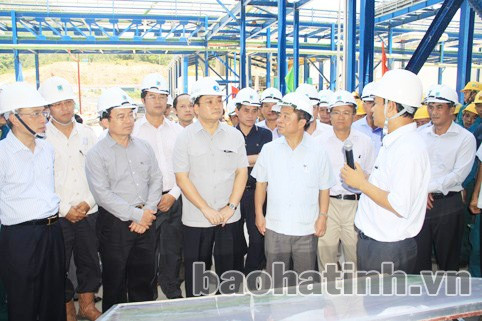 Phó Thủ tướng Chính phủ Hoàng Trung Hải cùng đoàn công tác Chính phủ và lãnh đạo tỉnh nghe chủ đầu tư và nhà thầu báo cáo tiến độ xây dựng Nhà máy nhiệt điện Vũng Áng 1