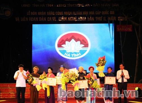 Các nghệ nhân 2 tỉnh nhận kỷ niệm chương
