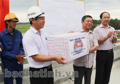 Chủ tịch UBND tỉnh Võ Kim Cự và lãnh đạo một số ban, ngành ngành tìm hiểu các thông số cầu vượt đường tránh TP Hà Tĩnh... Tặng quà cho CBCNV Công ty cầu 75 thi công cầu vượt về đích trước 5 tháng.
