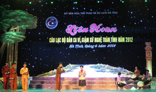 Nghệ An, Hà Tĩnh hiện có trên 51 câu lạc bộ dân ca ví, giặm với hơn 800 nghệ nhân và nhiều cá nhân tham gia sinh hoạt. Trong ảnh: CLB dân ca ví, giặm Thạch Châu (Lộc Hà - Hà Tĩnh) biểu diễn tại liên hoan dân ca ví, giặm Xứ Nghệ toàn tỉnh năm 2012).