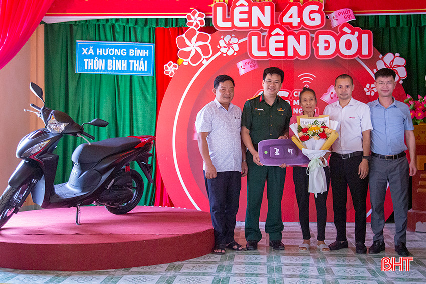 Đại diện lãnh đạo Viettel Hà Tĩnh trao giải thưởng cho khách hàng Dương Thị Xin. 0X5A0805.jpg