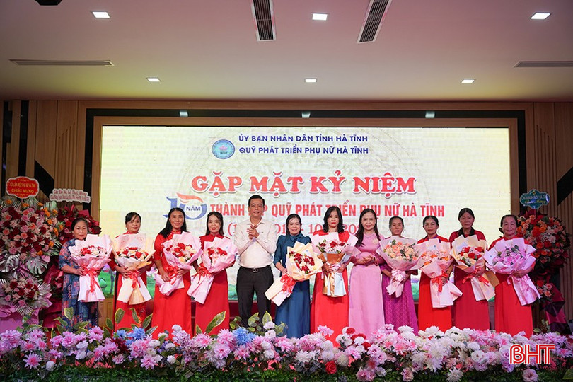 Biểu dương 10 cá nhân tiêu biểu trong thực hiện hoạt động Quỹ Phát triển Phụ nữ giai đoạn 2015 – 2025. bqbht_br_tang-hoa.jpg