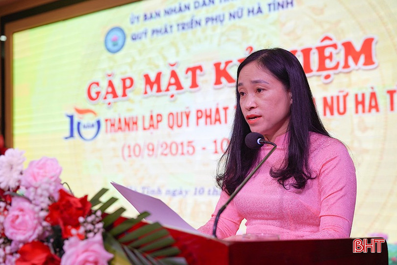 Bà Trương Thị Lượng - Phó Chủ tịch Hội Liên hiệp Phụ nữ tỉnh Hà Tĩnh, Phó Chủ tịch Hội đồng quản lý Quỹ Phát triển Phụ nữ tỉnh đọc diễn văn kỷ niệm. bqbht_br_chi-luong.jpg