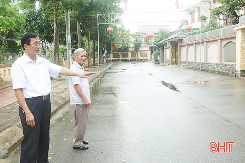 Sự thay đổi tích cực của tổ dân phố 2 luôn có dấu ấn của Bí thư chi bộ Hoàng Văn Hòa (ngoài cùng bên trái). ong-hoa-4.jpg