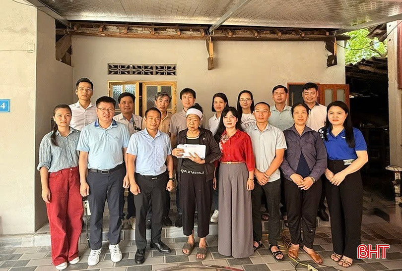 Lãnh đạo Báo Hà Tĩnh và các đơn vị, nhà hảo tâm trao số tiền gần 65 triệu đồng đến gia đình ông Trương Chỏng. bqbht_br_img-0536.jpg