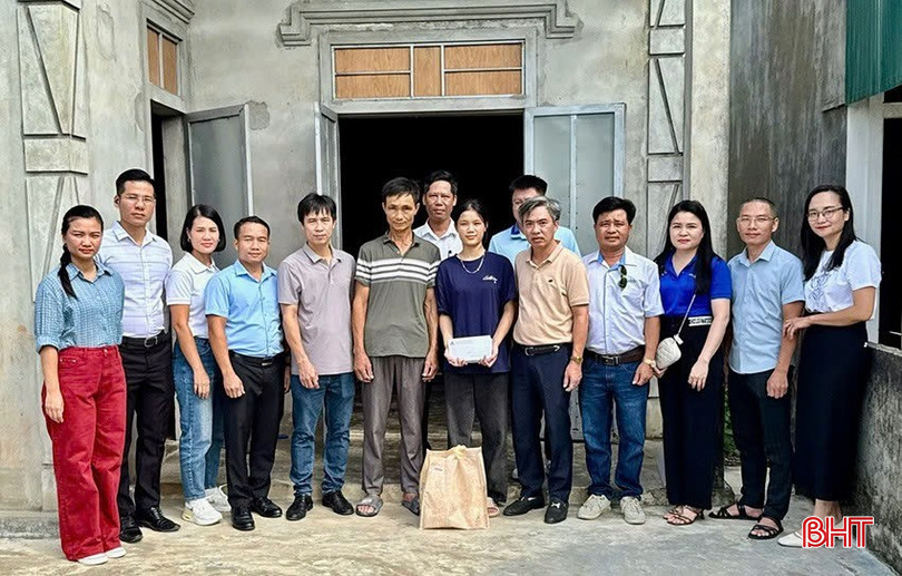 Lãnh đạo Báo Hà Tĩnh cùng các đơn vị, nhà hảo tâm tâm trao quà đến em Bùi Thị Châu (thôn Bắc Thành, xã Yên Hoà). bqbht_br_img-0535.jpg