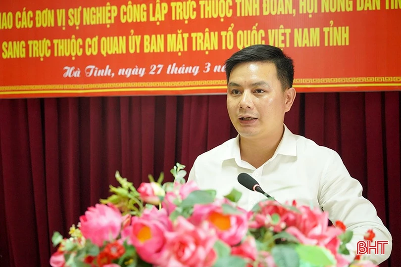 Lãnh đạo Ban quản lý Khu Di tích Ngã ba Đồng Lộc và Khu tưởng niệm Lý Tự Trọng báo cáo tình hình hoạt động của đơn vị thời gian qua.