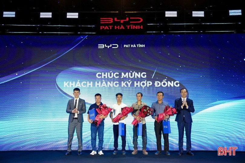 Khách hàng mua xe BYD ngay tại sự kiện bqbht_br_anh-10.jpg