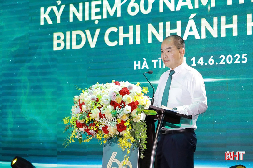 Giám đốc BIDV Hà Tĩnh Nguyễn Đình Thịnh trình bày diễn văn ôn lại chặng đường 60 năm thành lập của đơn vị. Giám đốc BIDV Hà Tĩnh Nguyễn Đình Thịnh trình bày diễn văn ôn lại chặng đường 60 năm thành lập của đơn vị.