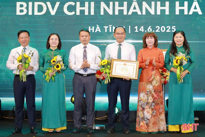 Lãnh đạo Ngân hàng Nhà nước Khu vực VIII trao bằng khen của Thống đốc Ngân hàng Nhà nước Việt Nam cho BIDV Hà Tĩnh. Lãnh đạo Ngân hàng Nhà nước Khu vực VIII trao bằng khen của Thống đốc Ngân hàng Nhà nước Việt Nam cho BIDV Hà Tĩnh.