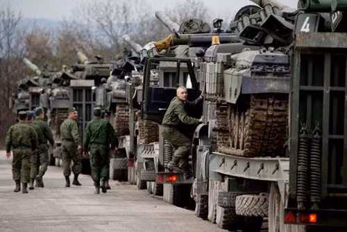 Binh sĩ Ukraine cùng các xe tải chở vũ khí trang bị chuẩn bị rút khỏi Crimea sau khi bán đảo này sáp nhập Nga. Ảnh: AP Binh sĩ Ukraine cùng các xe tải chở vũ khí trang bị chuẩn bị rút khỏi Crimea sau khi bán đảo này sáp nhập Nga. Ảnh: AP