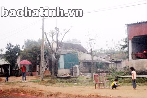 Các em bé vẫn chơi đùa bên các cô gái đang chào hàng ở “phố vẫy”. Các em bé vẫn chơi đùa bên các cô gái đang chào hàng ở “phố vẫy”.