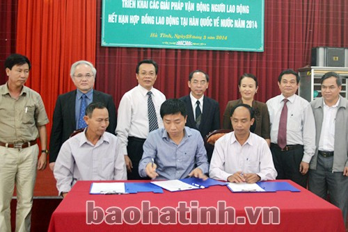 Đại diện các địa phương có lao động hết hạn hợp đồng làm việc tại Hàn Quốc ký cam kết tuyên truyền, vận động lao động về nước. Đại diện các địa phương có lao động hết hạn hợp đồng làm việc tại Hàn Quốc ký cam kết tuyên truyền, vận động lao động về nước.