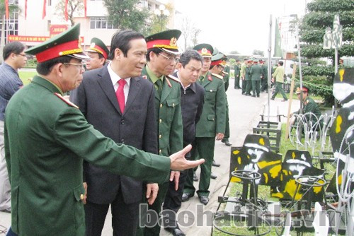 Bí thư Tỉnh ủy, Bí thư Đảng ủy Quân sự tỉnh Nguyễn Thanh Bình kiểm tra mô hình học cụ